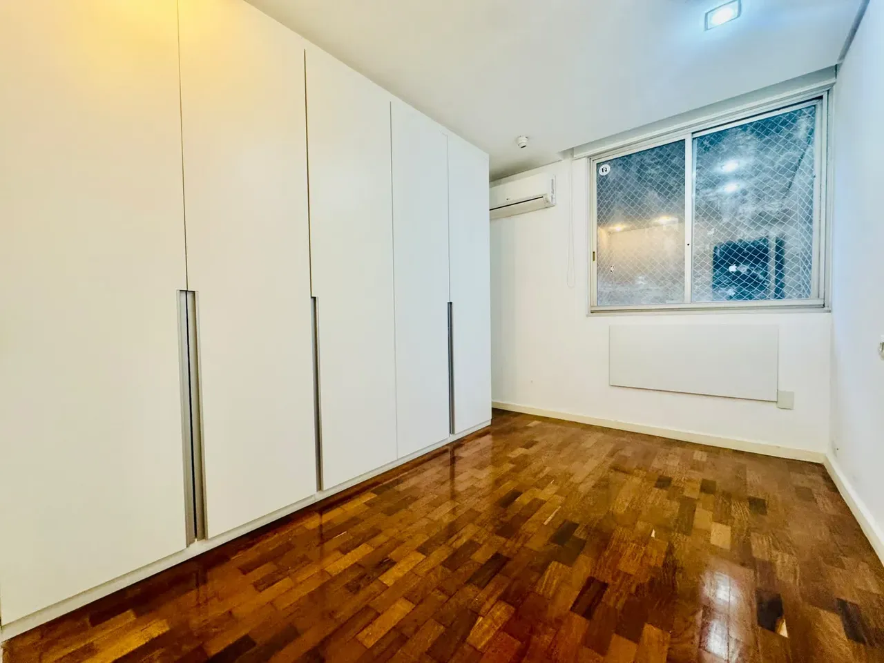 4-bedroom apartment with wood or laminate floors — photo 21