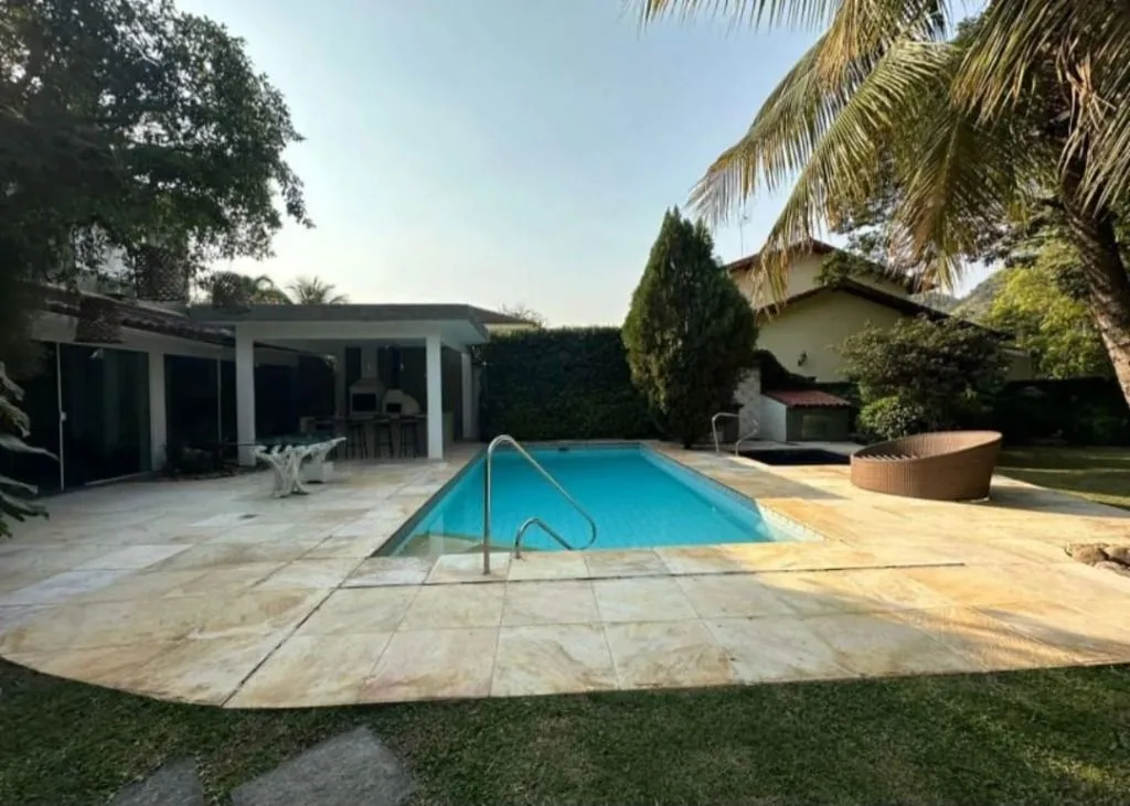 House with 5 bedrooms and 4 bathrooms, 647 m² — photo 40