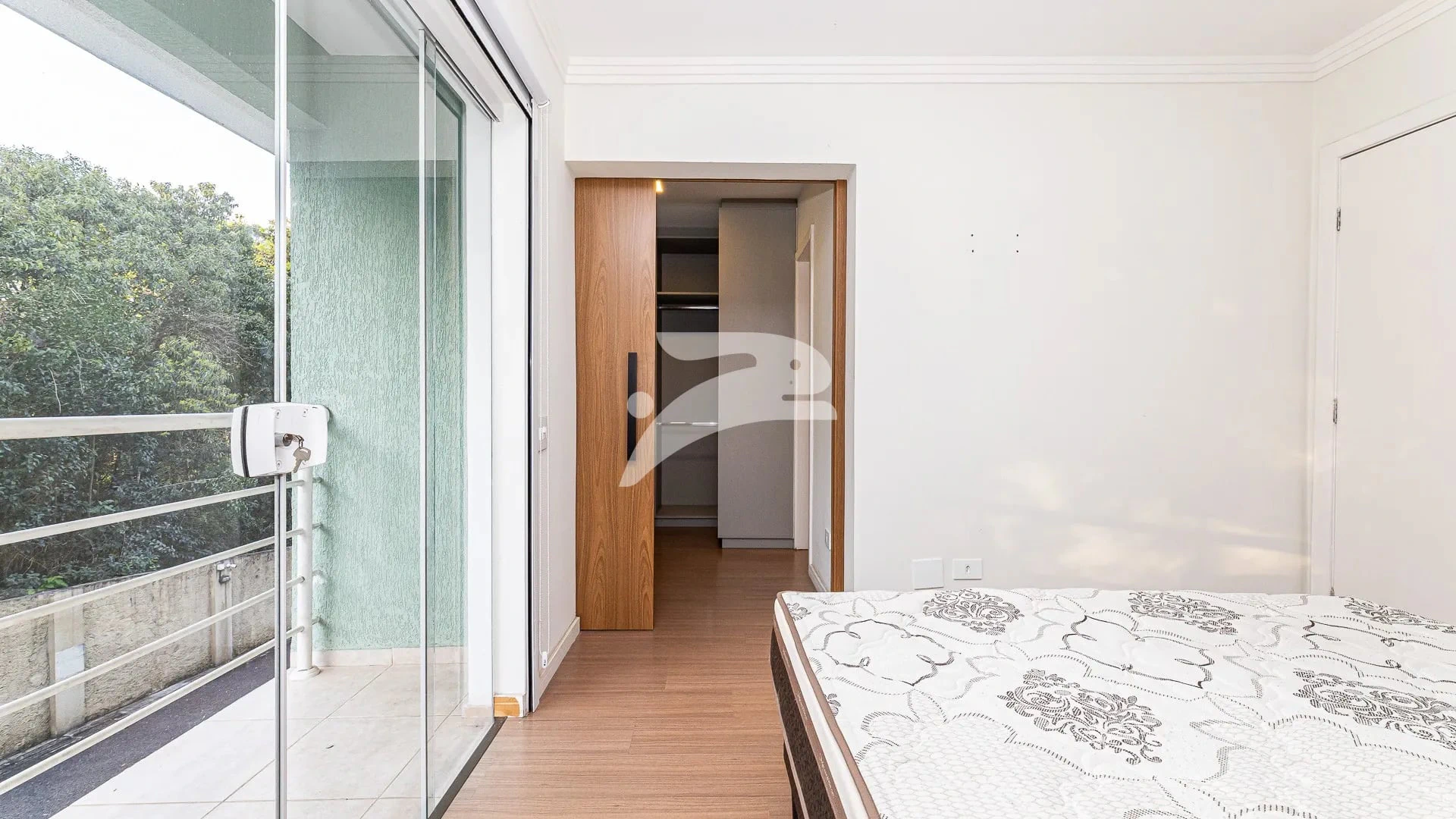 Balcony with a grill in a 3-bedroom house, 168 m² — photo 10