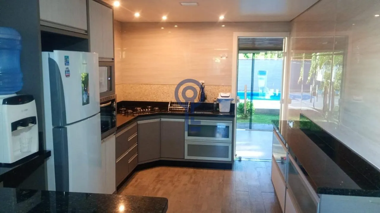 3 en-suite bedrooms in a 240 m² house with balcony — photo 7