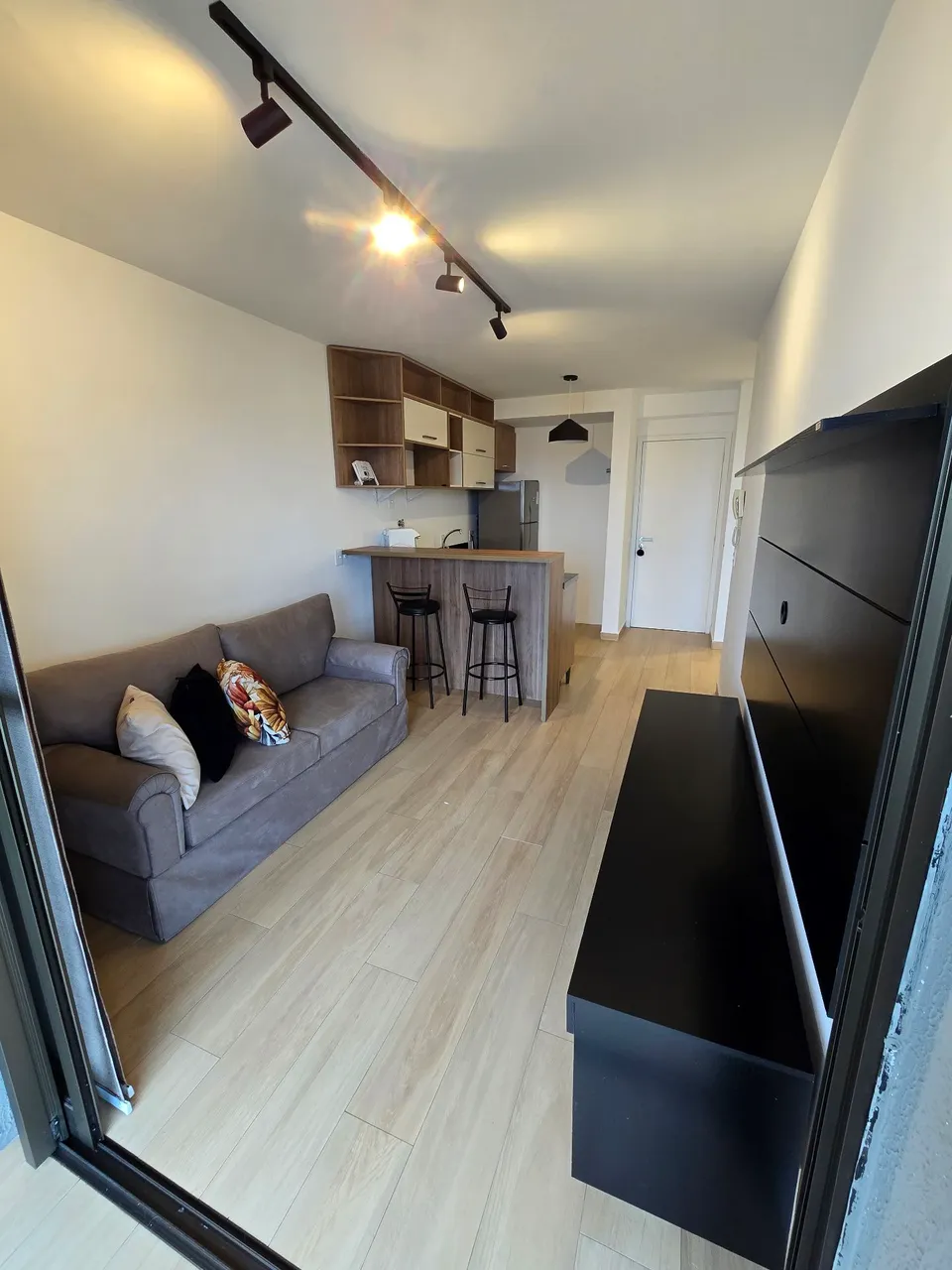 Glass-enclosed balcony in a one-bedroom apartment, 42 m²