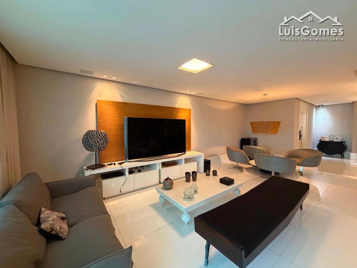 Furnished apartment with 4 bedrooms and 5 bathrooms — photo 3