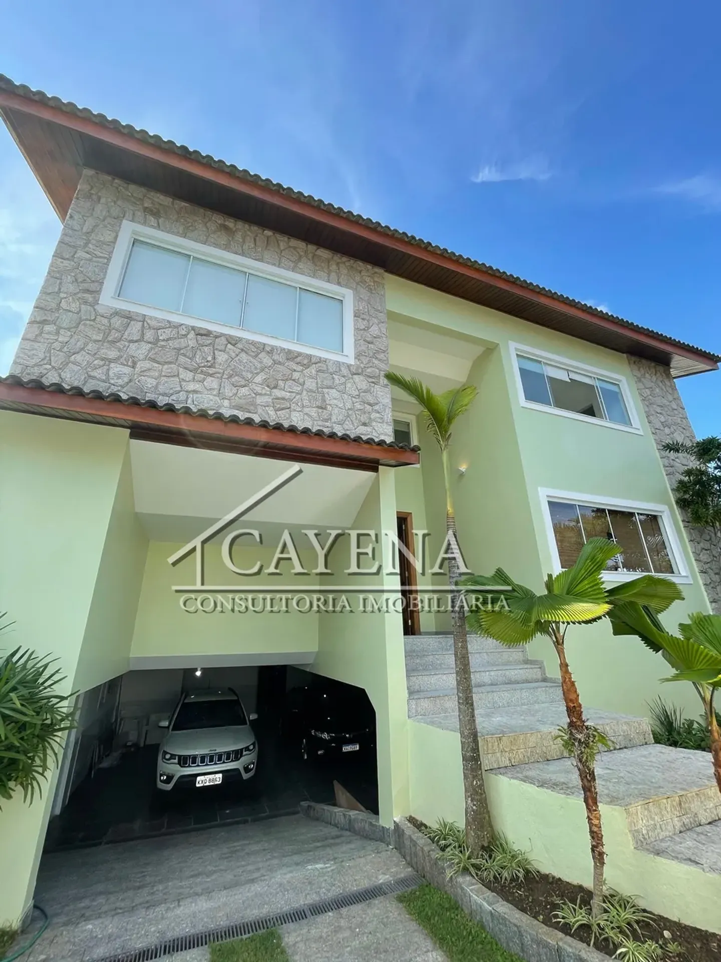 House, 650 m², with floor-to-ceiling windows