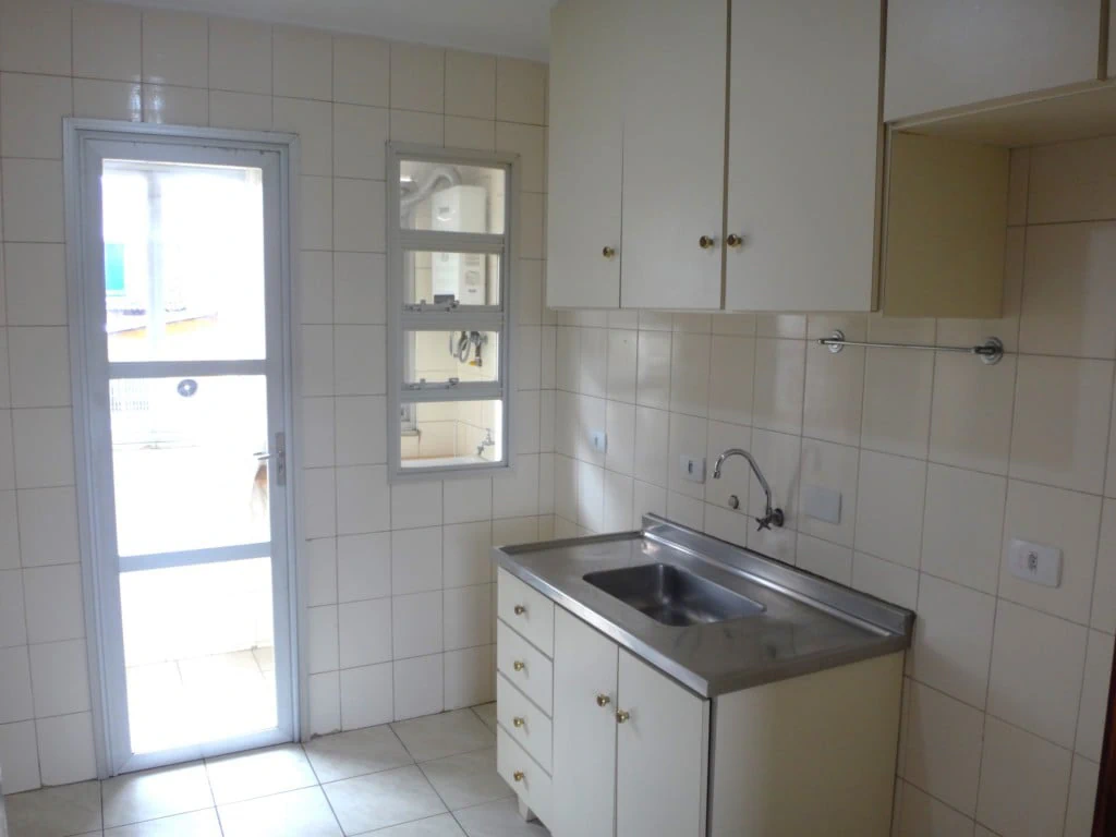 2-bedroom apartment with wood or laminate floors in Curitiba — photo 2