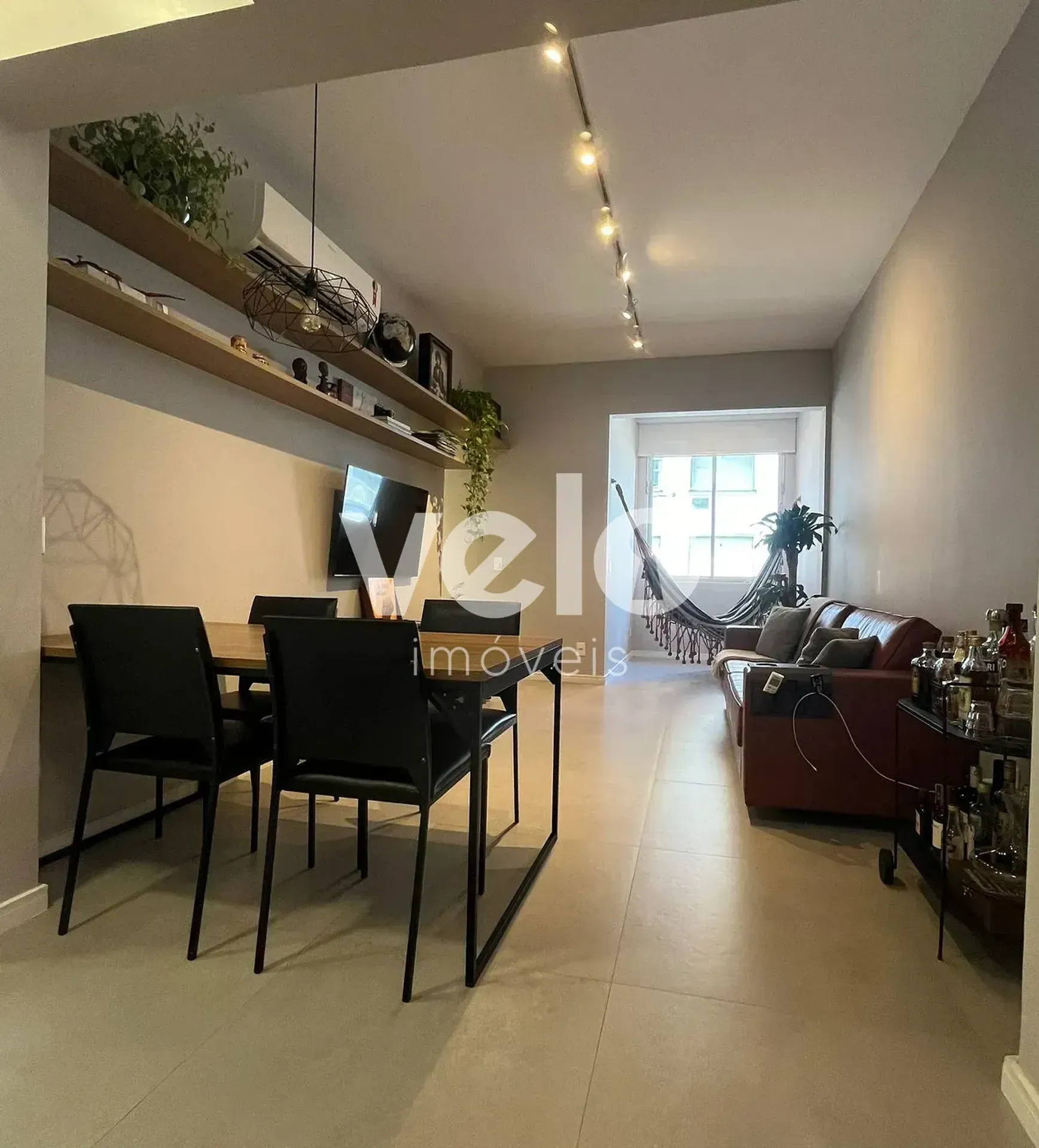 2-bedroom apartment with a mountain view