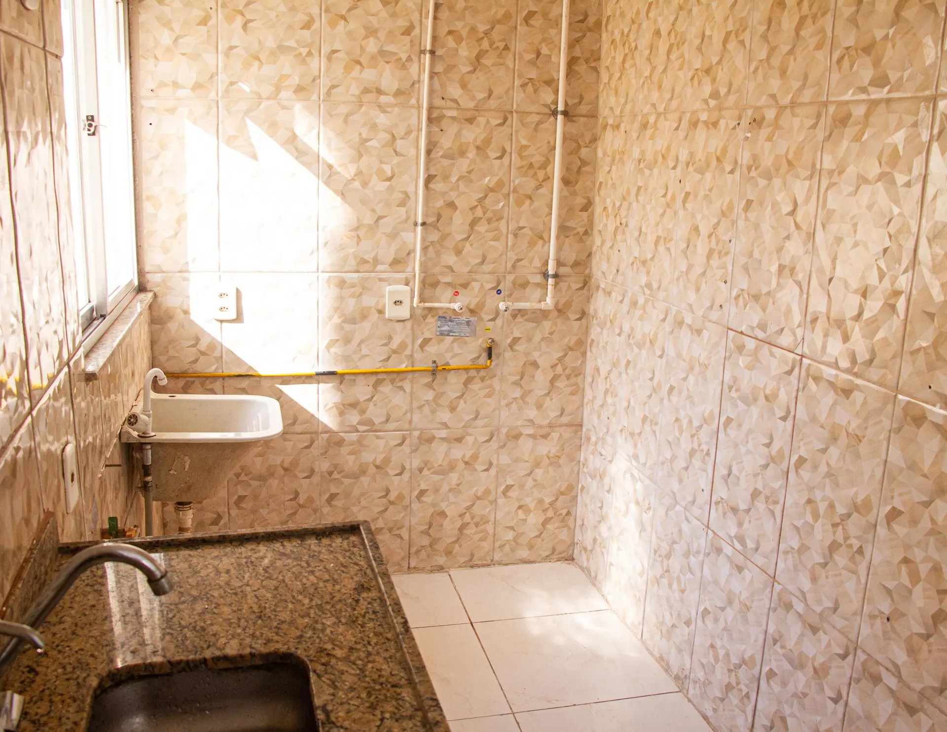 Unfurnished 2-bedroom apartment with pet-friendly policy — photo 3