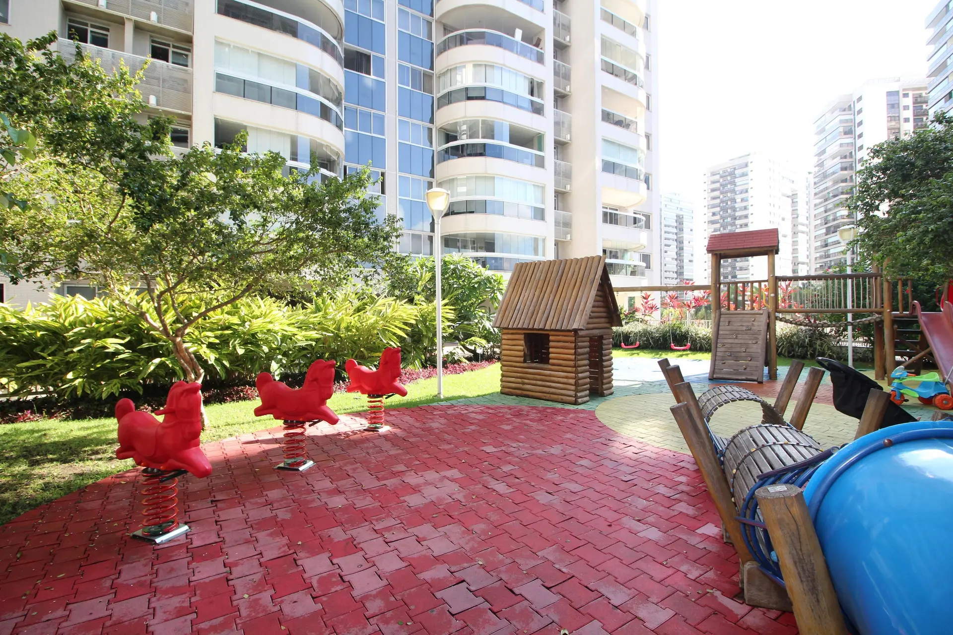 Balcony with a grill in a 2-bedroom apartment, 90 m² — photo 46