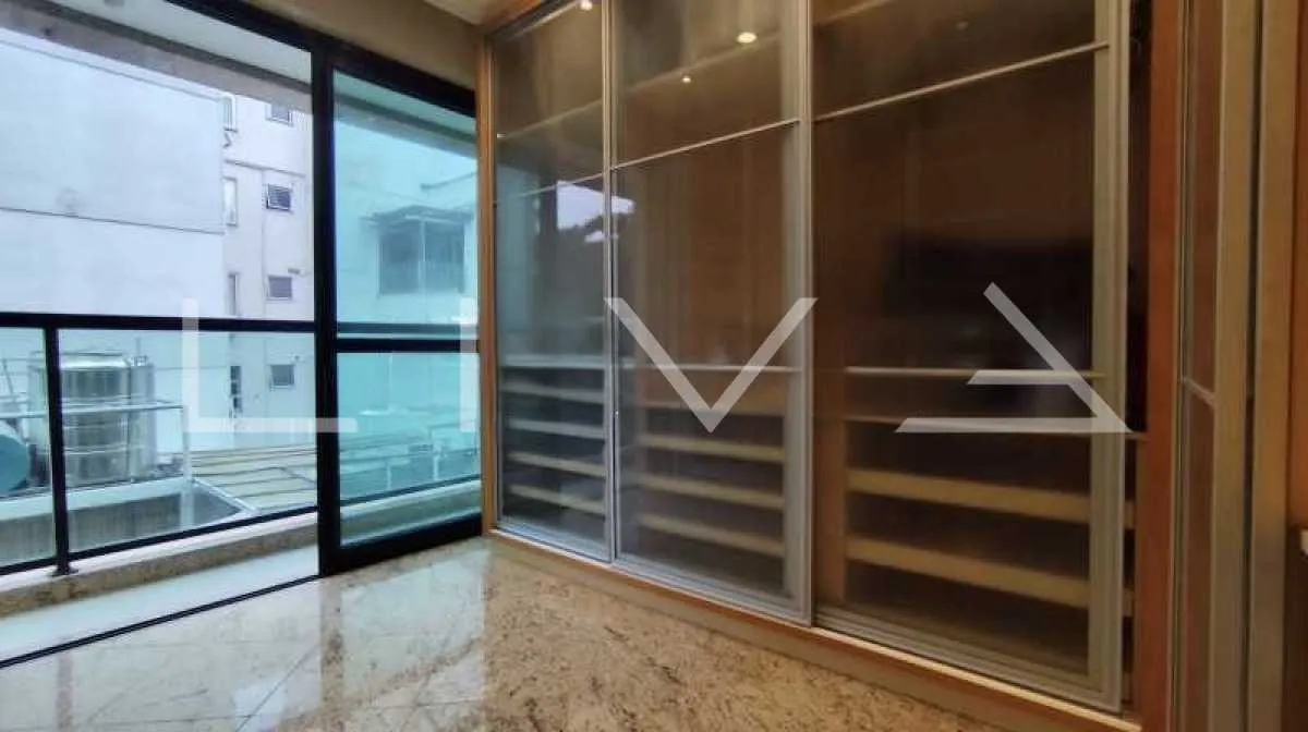 Walk-in closet in a 3-bedroom apartment, 165 m² — photo 23