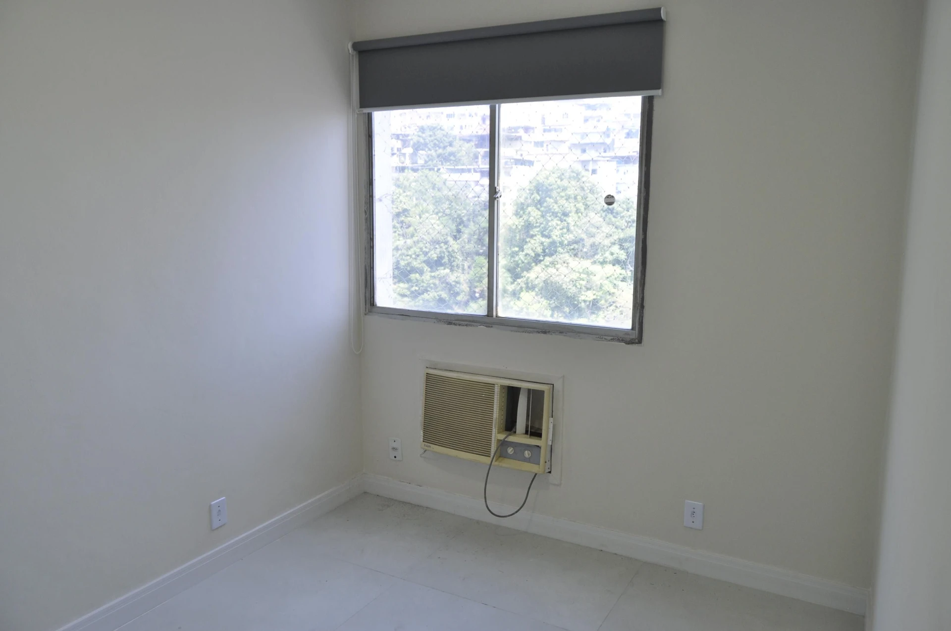 Glass-enclosed balcony in a 3-bedroom apartment, 65 m² — photo 40