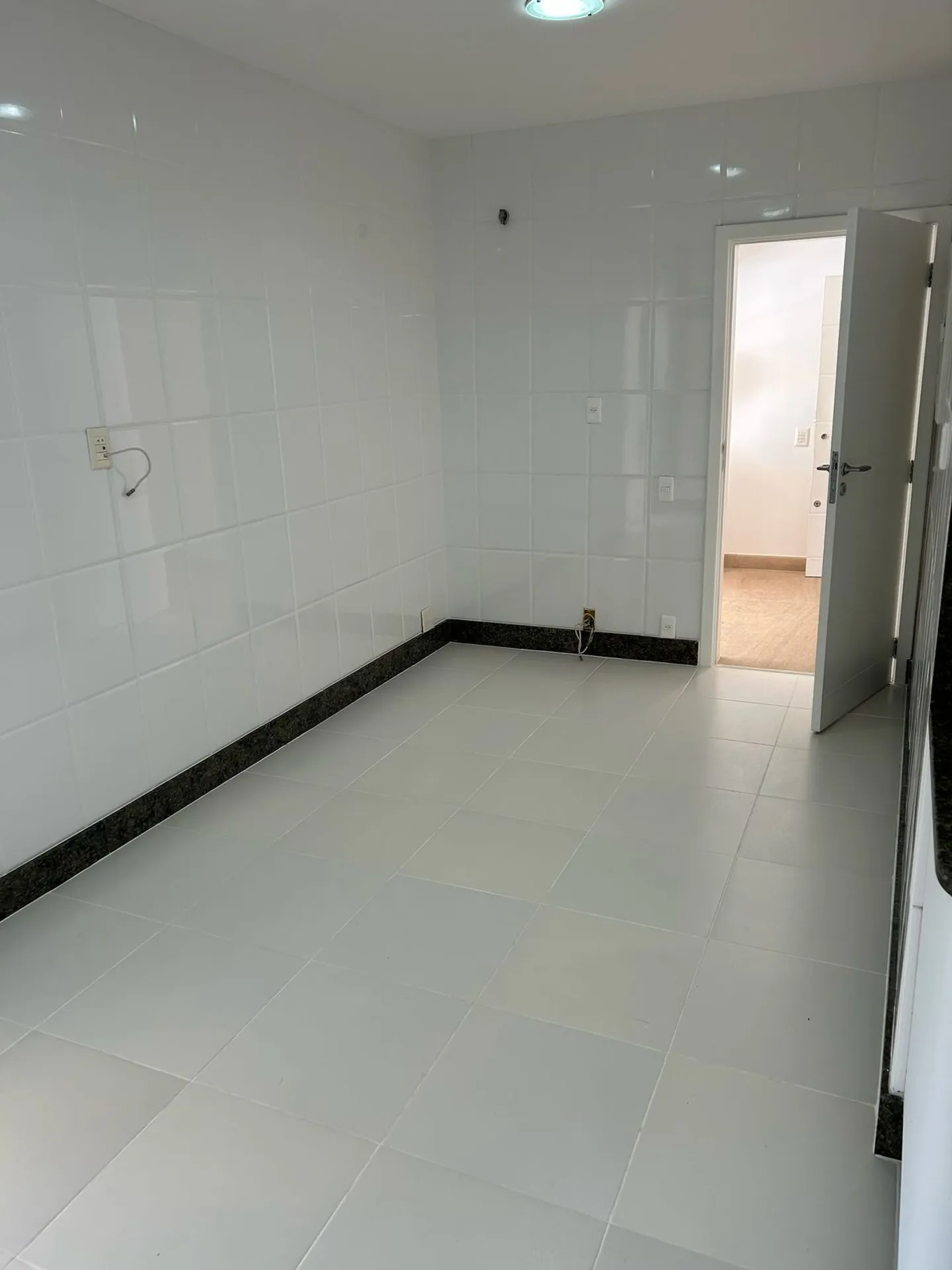 208 m² apartment with a bathtub and a water view — photo 31