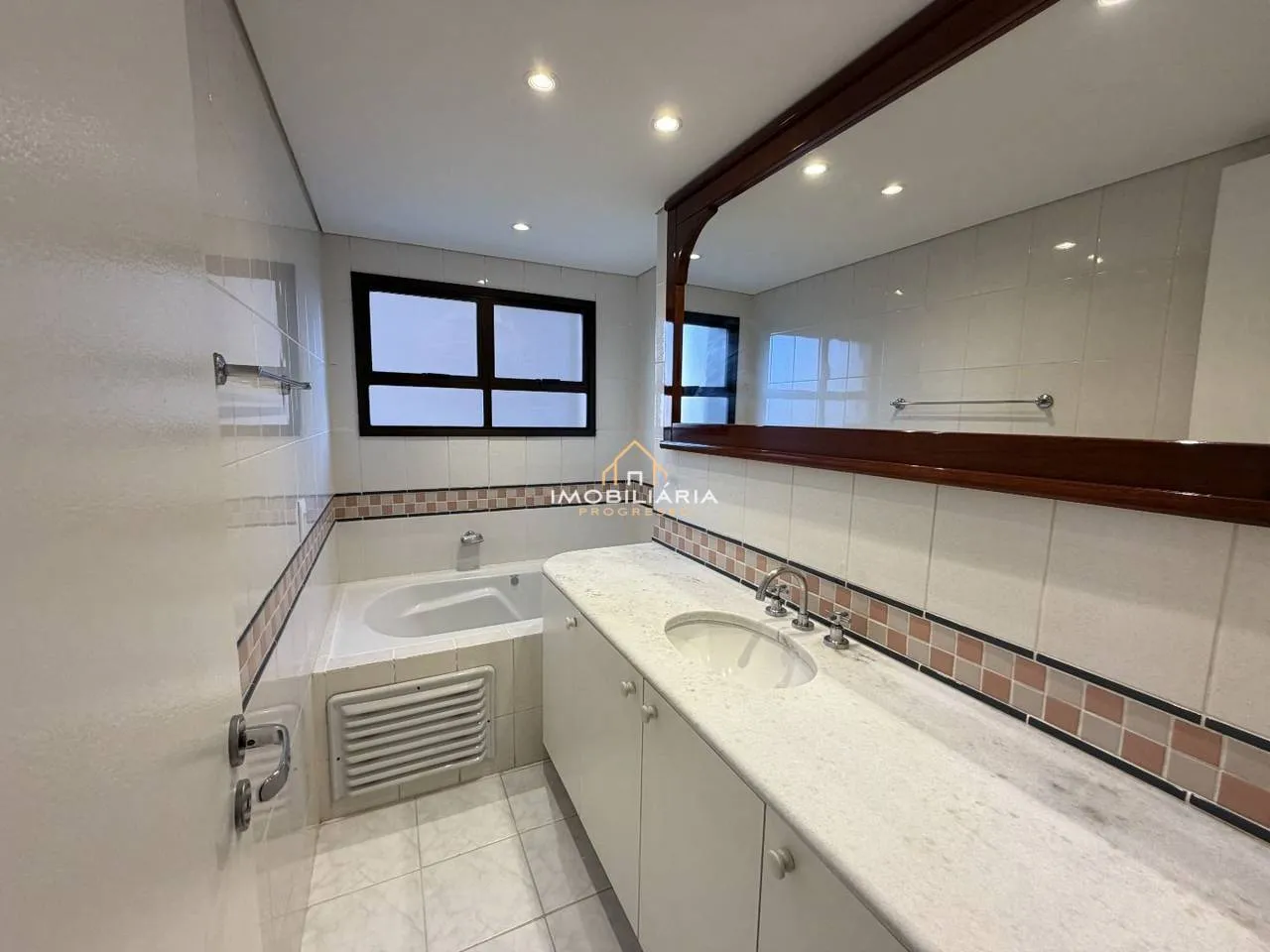 3-bedroom apartment with a home office in Curitiba — photo 44