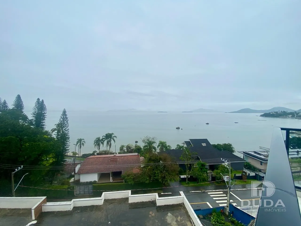 One-bedroom apartment with a water view — photo 3