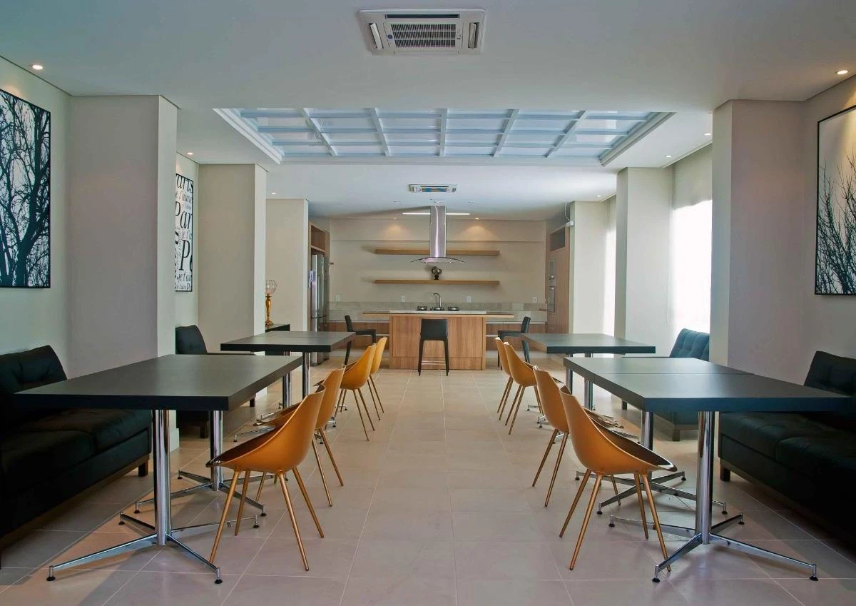 Balcony with a grill in a 2-bedroom apartment, 69 m² — photo 18