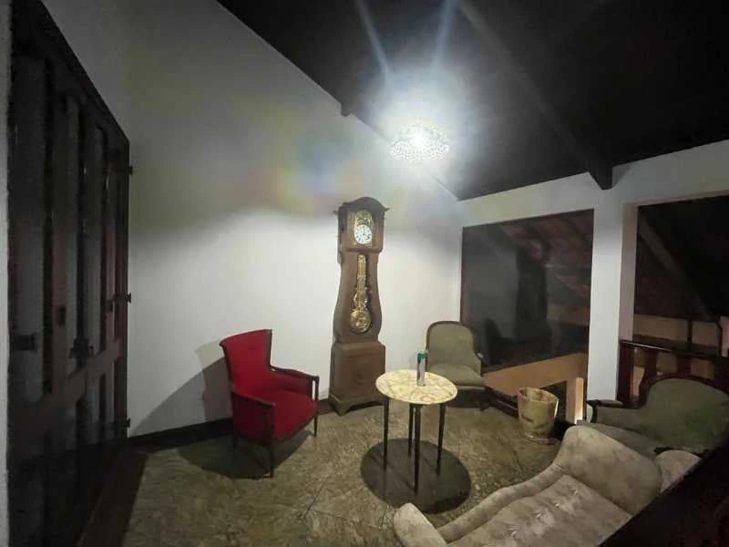 Balcony with a grill in a 4-bedroom house, 420 m² — photo 17