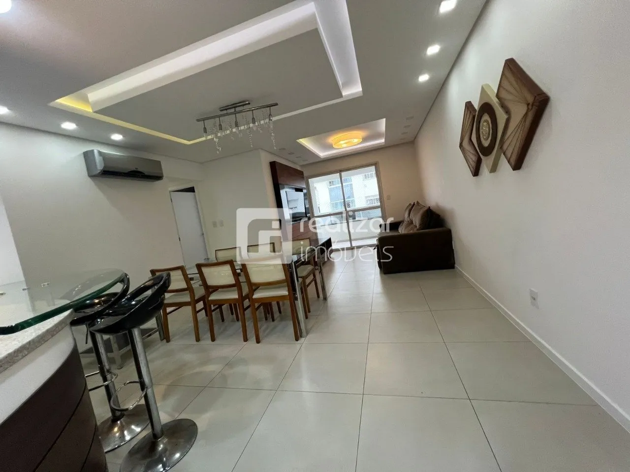 Apartamento mobiliado com 3 quartos e varanda
