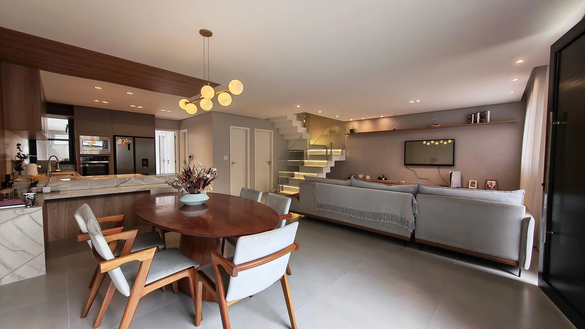 Jacuzzi in a 5-bedroom house, 350 m² — photo 14