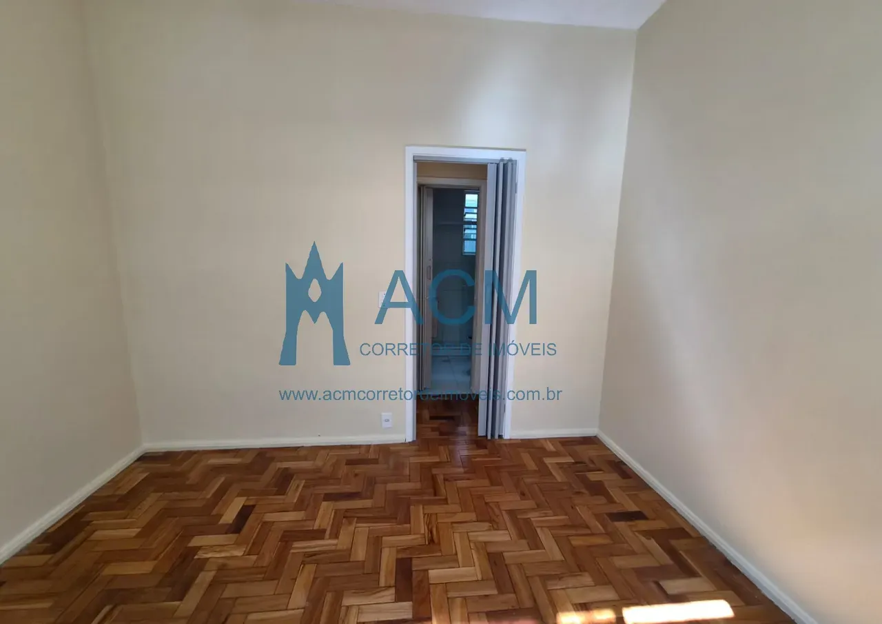 Wood or laminate floors in a one-bedroom apartment, 52 m² — photo 7