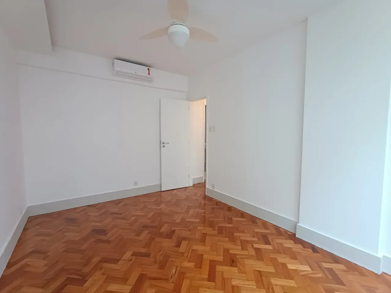 Apartment on the 6th floor with wood or laminate floors — photo 2