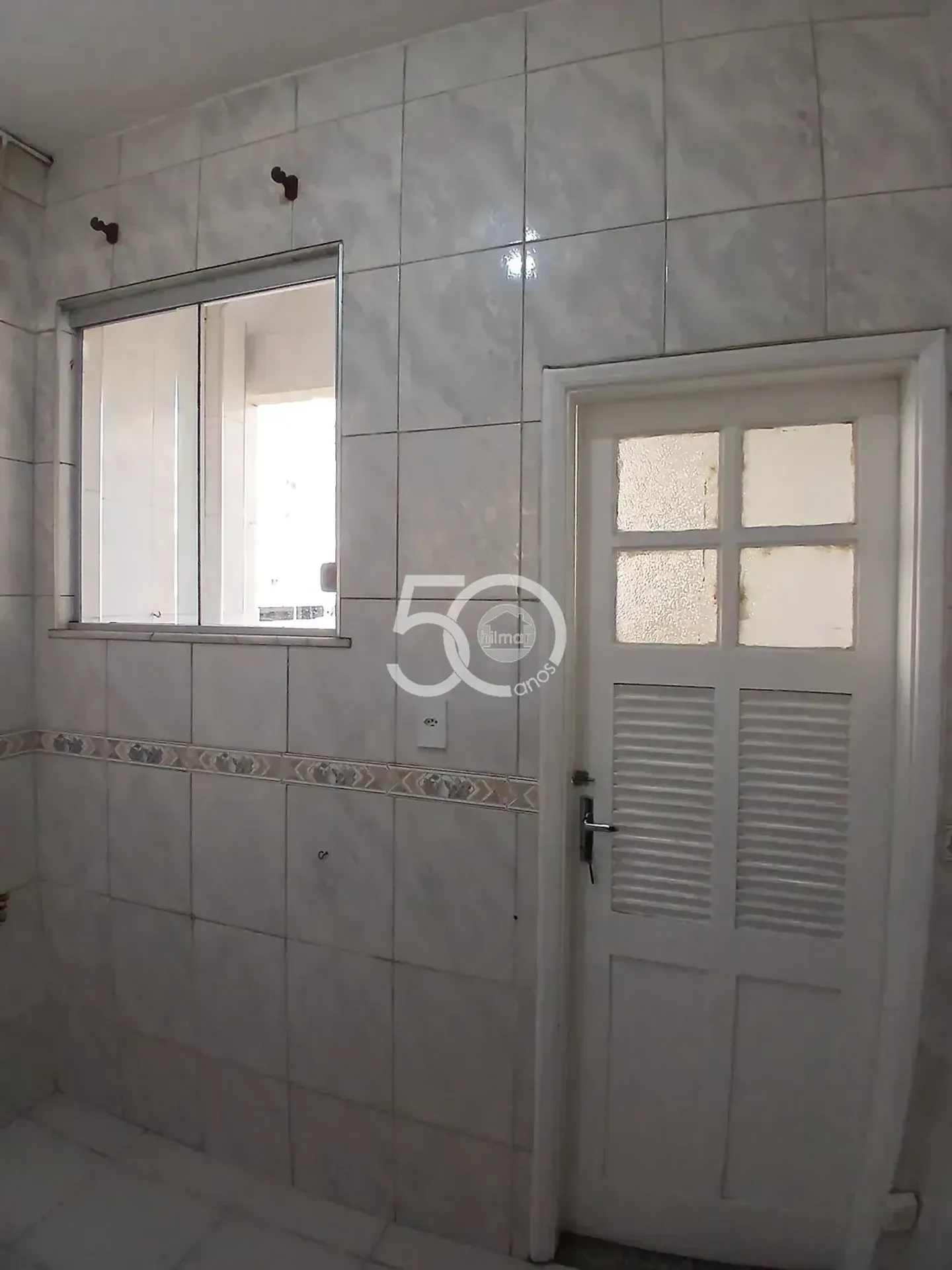 Apartamento de 2 dormitorios con balcón y cocina separada — photo 27