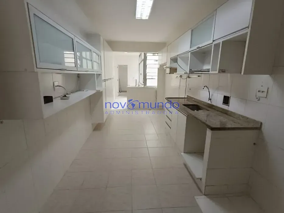 Wood or laminate floors in a 3-bedroom apartment, 198 m² — photo 3