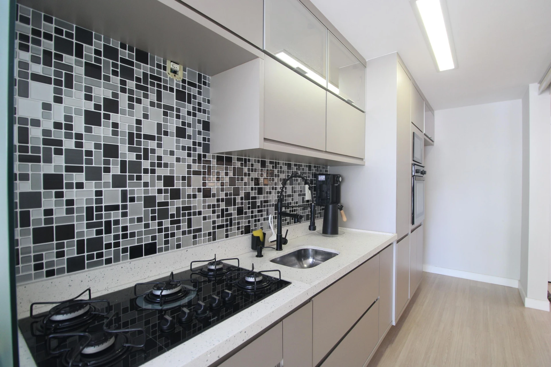 Furnished apartment, 72 m², with a glass-enclosed balcony — photo 3