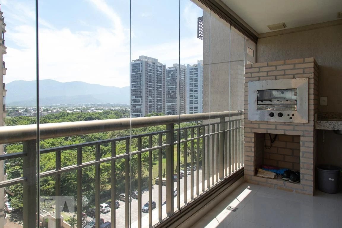 Balcony with a grill in a 2-bedroom apartment, 90 m² — photo 4