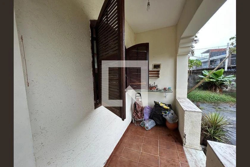Furnished 3-bedroom house with desk workspace — photo 31