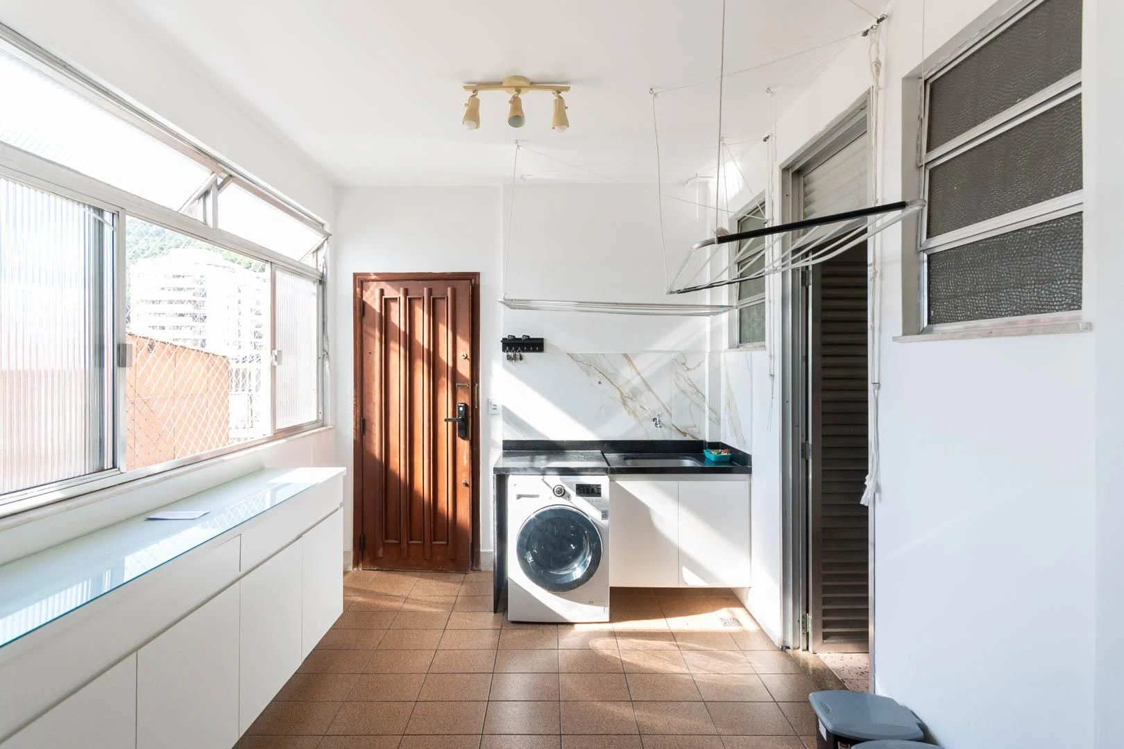 Balcony with a grill in a 3-bedroom apartment, 135 m² — photo 64