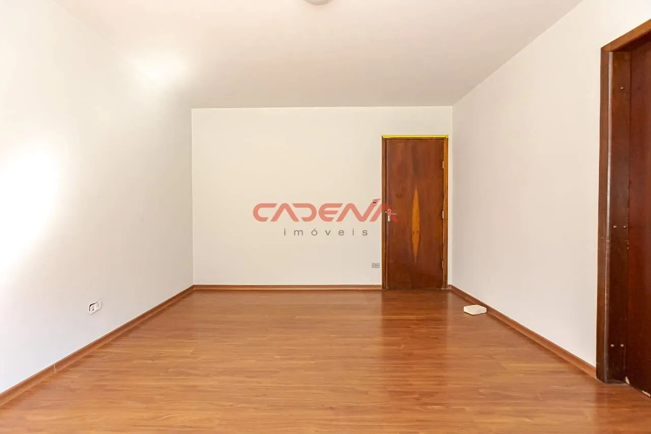 House with 3 bedrooms and built-in kitchen cabinets — photo 8