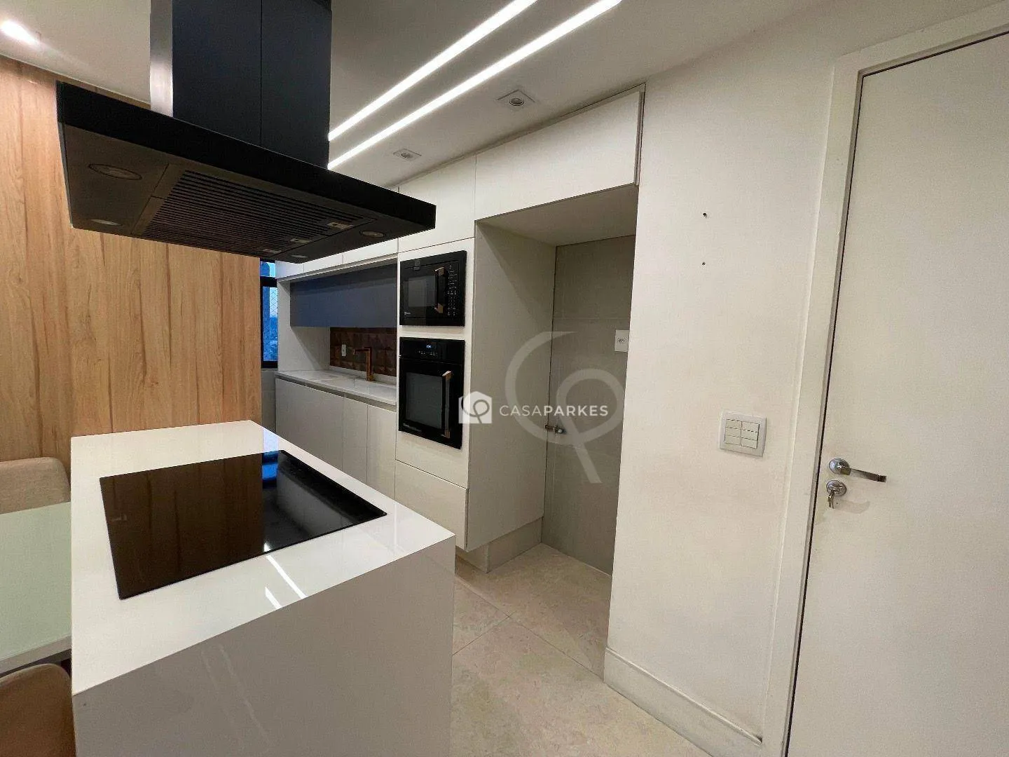 Balcony with a grill in a 3-bedroom apartment, 120 m² — photo 16
