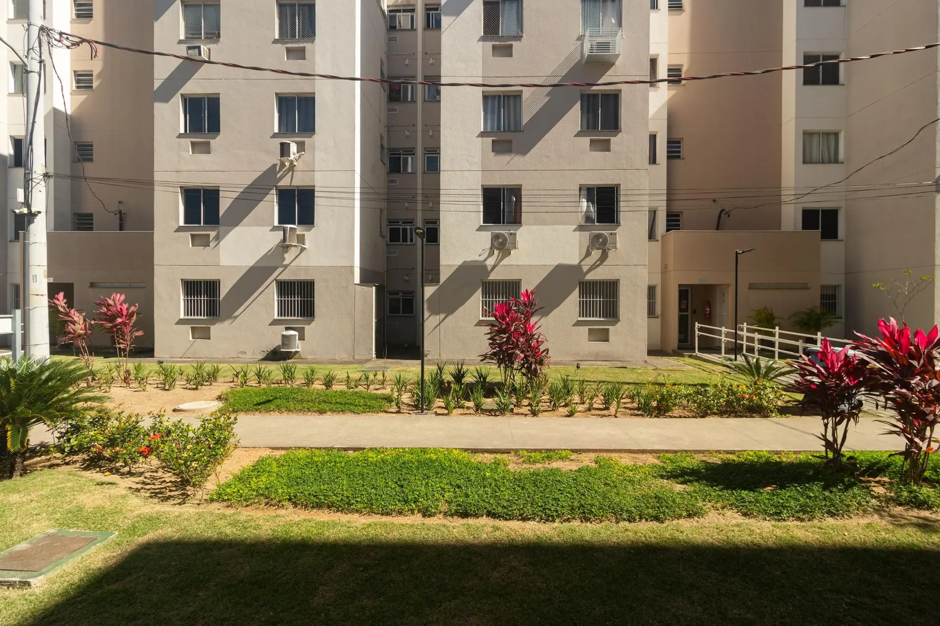 Apartamento com 2 quartos e box de vidro no banheiro — photo 9