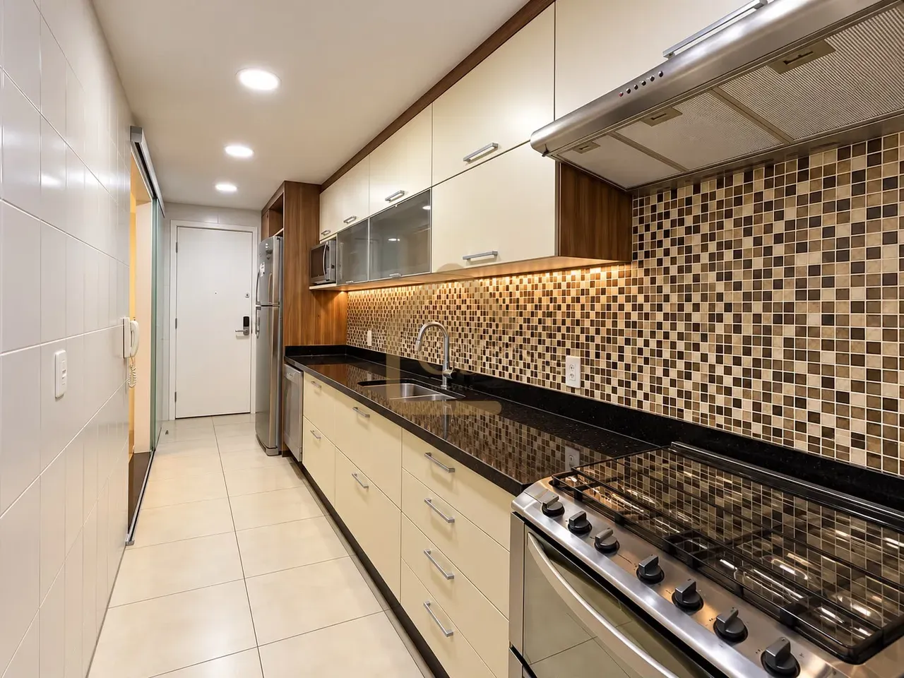 4-bedroom apartment in a building with a heated pool — photo 26
