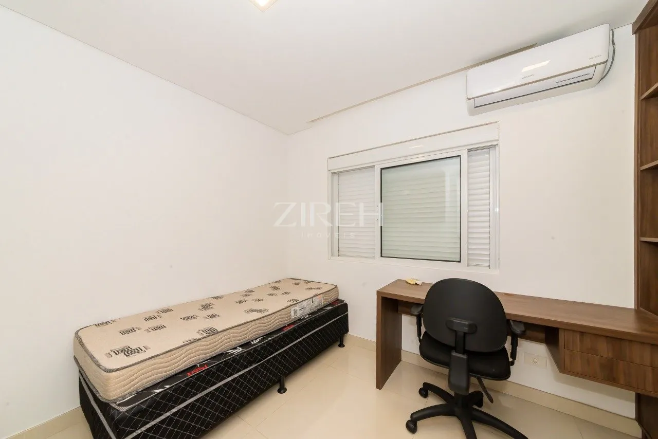 4-bedroom house with private garden — photo 13