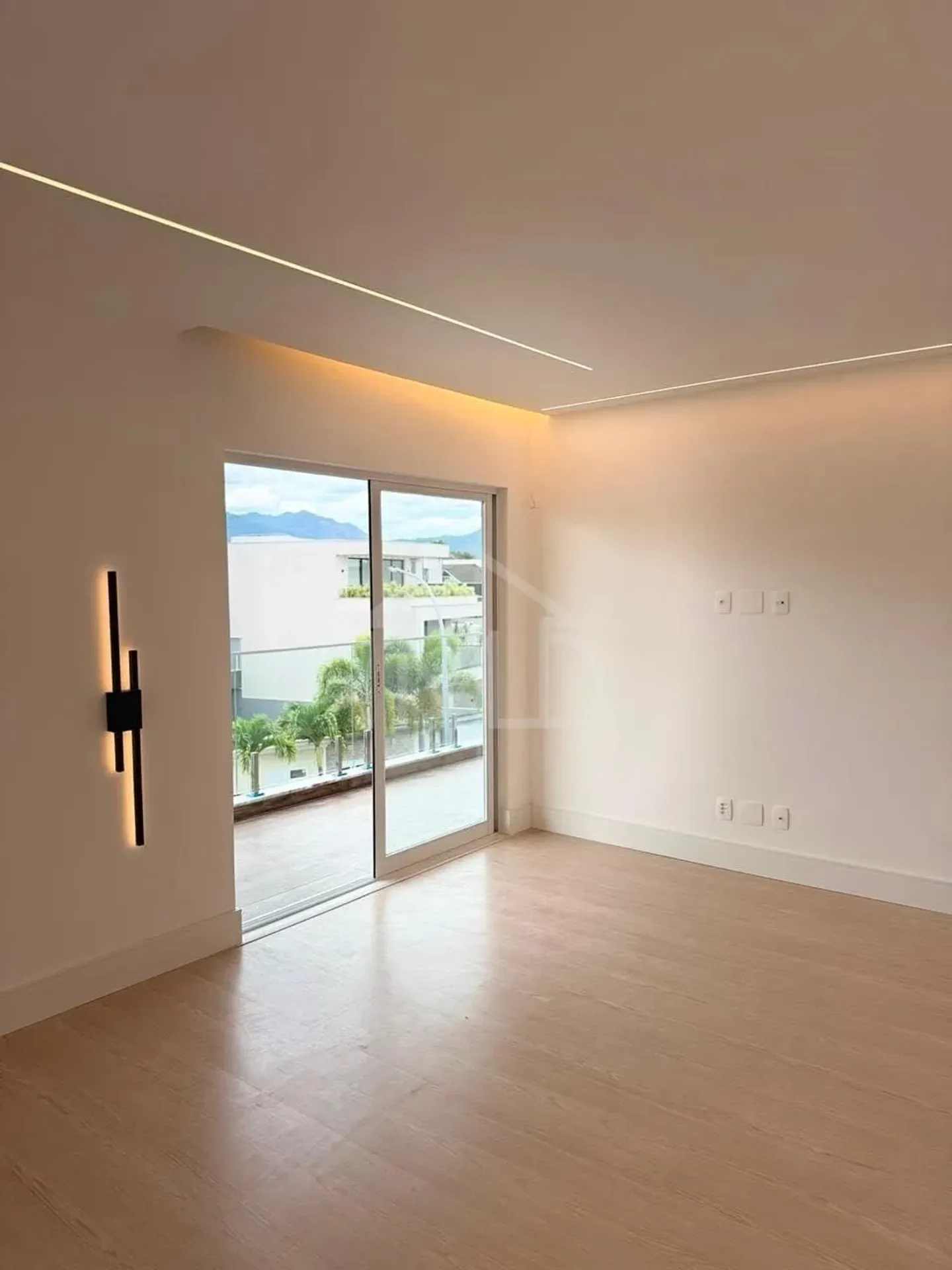 Triplex house with 280 m², 5 suites and balcony grill — photo 2