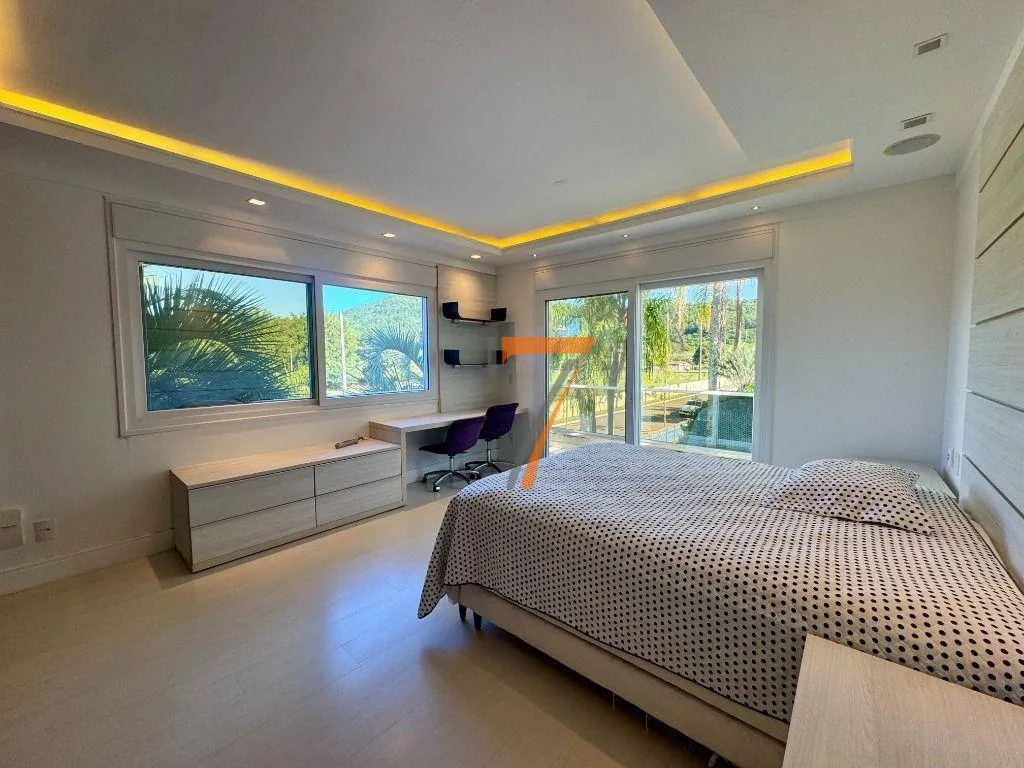 Furnished house with 8 bedrooms and 11 bathrooms — photo 16