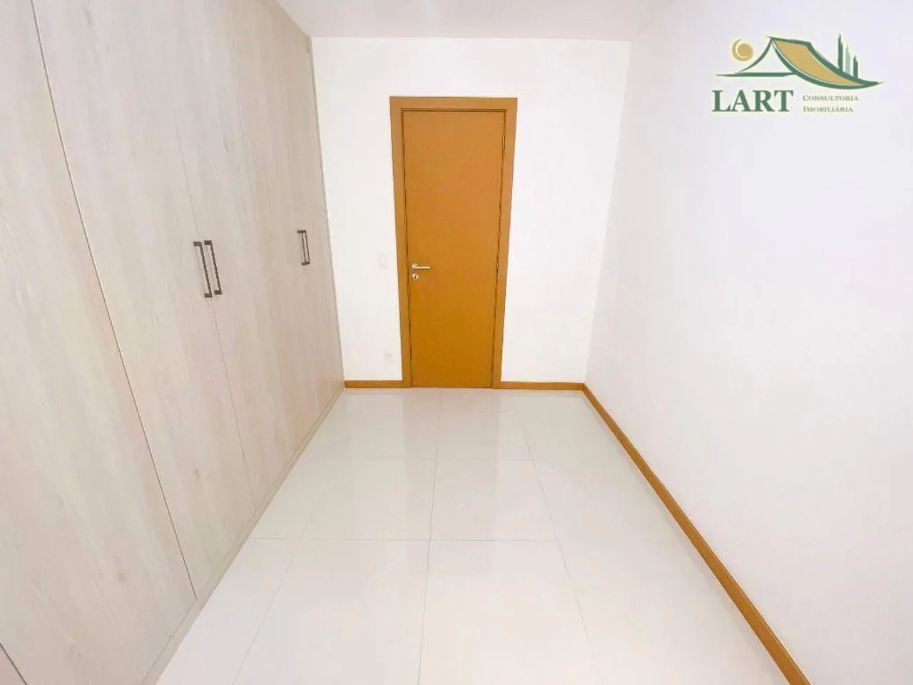 Apartamento sem mobília com 4 dormitórios e varanda — photo 15
