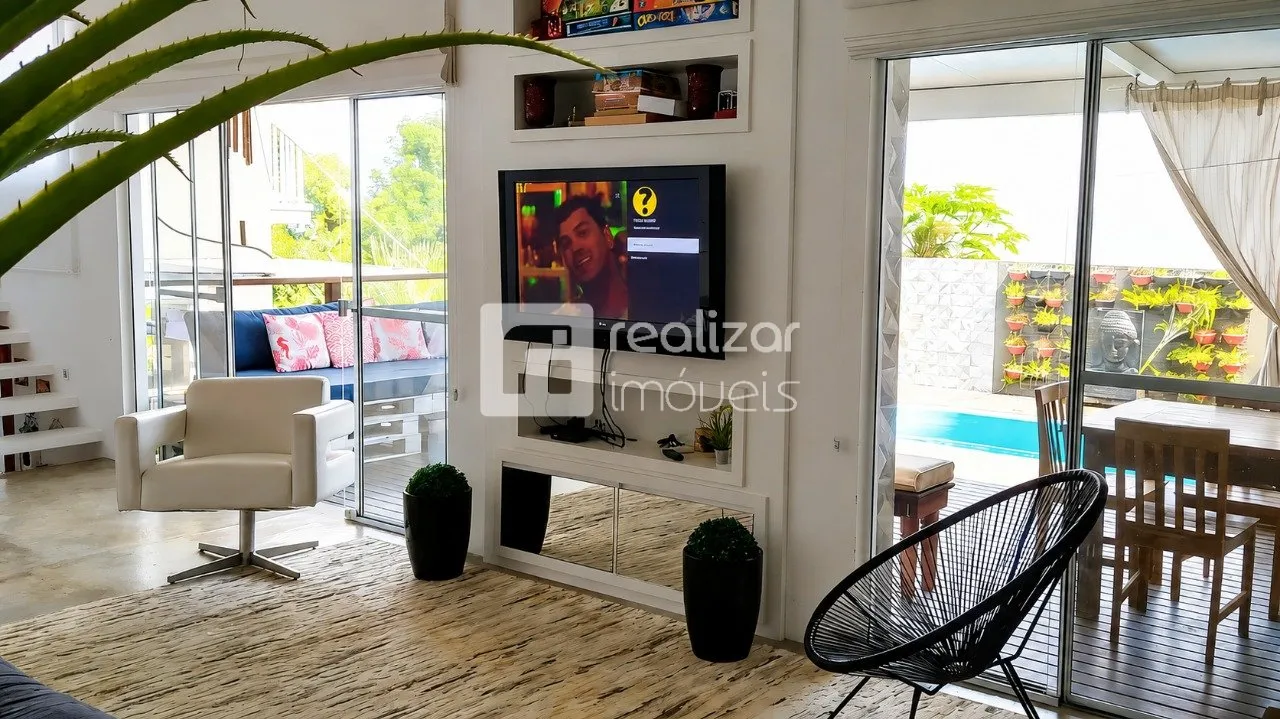 3-bedroom house with a water view in Florianópolis