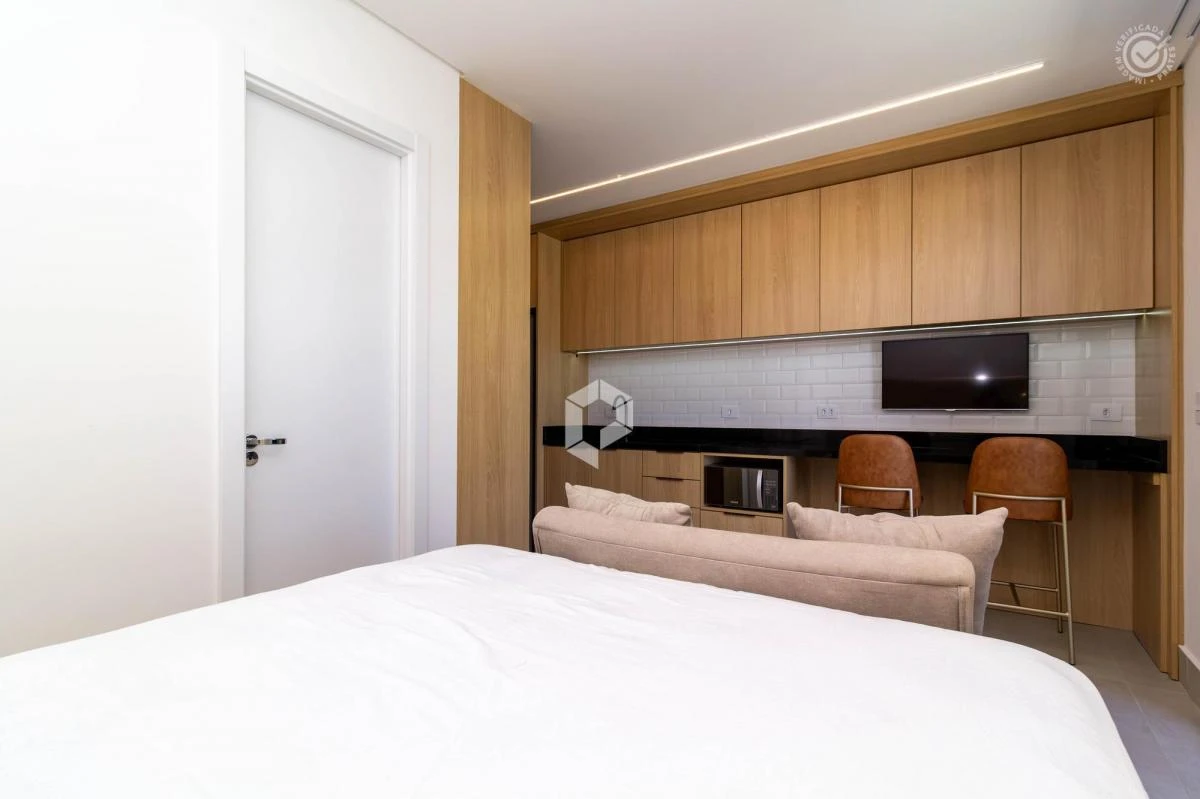 One-bedroom apartment in a building with a gym — photo 9