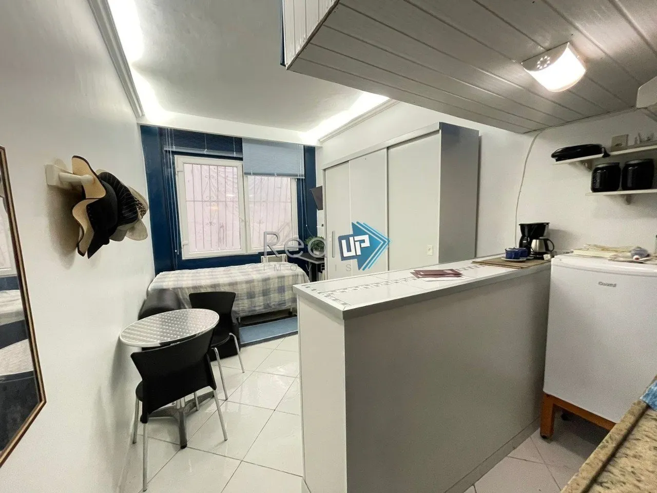 Furnished 1-bedroom apartment with compact kitchenette — photo 8