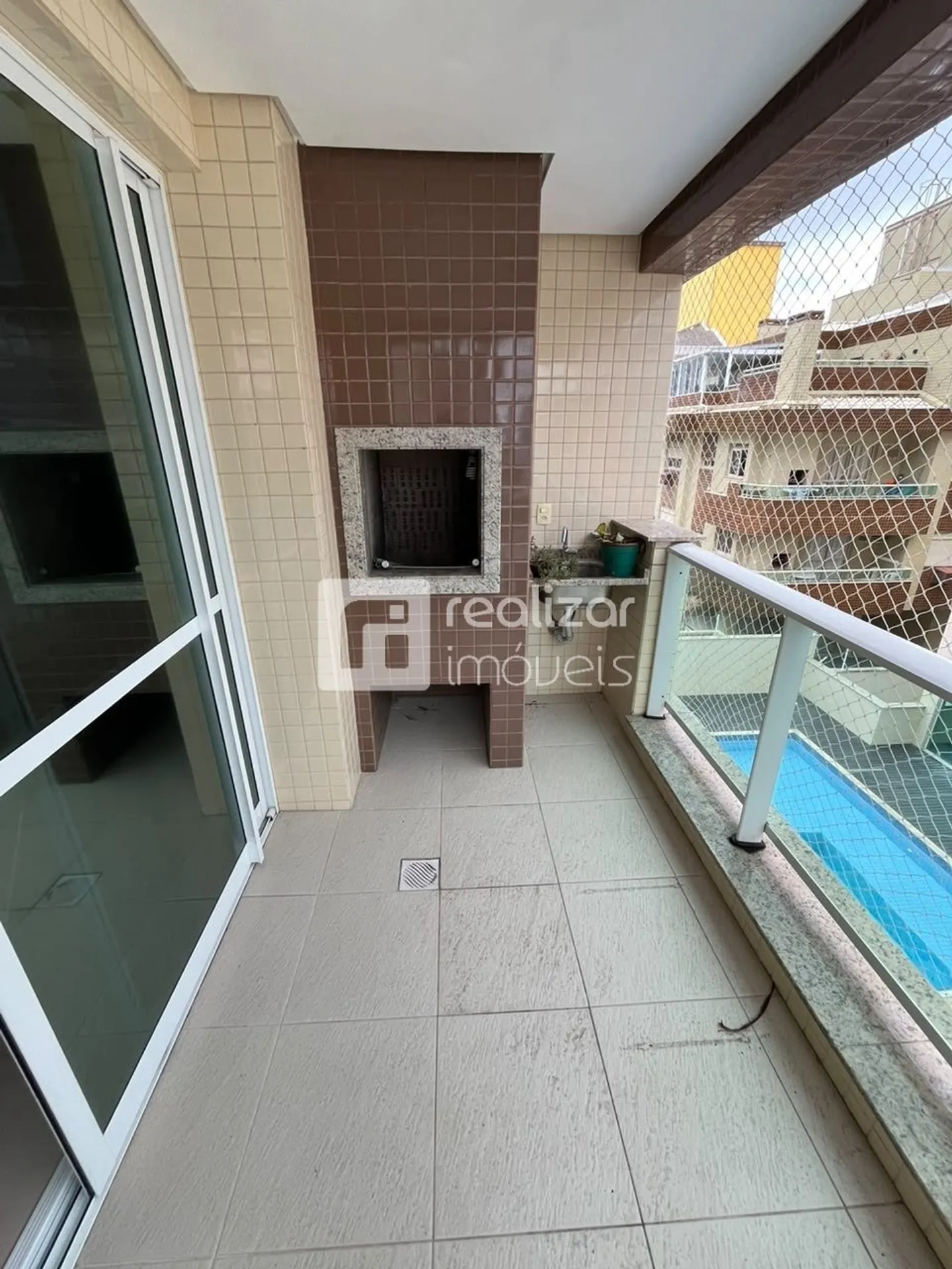 Balcony with a grill in a 2-bedroom apartment, 73 m² — photo 6