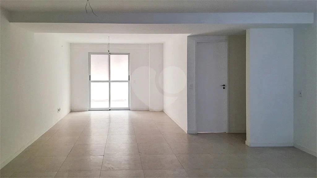 Glass-enclosed balcony in a one-bedroom apartment, 68 m² — photo 28