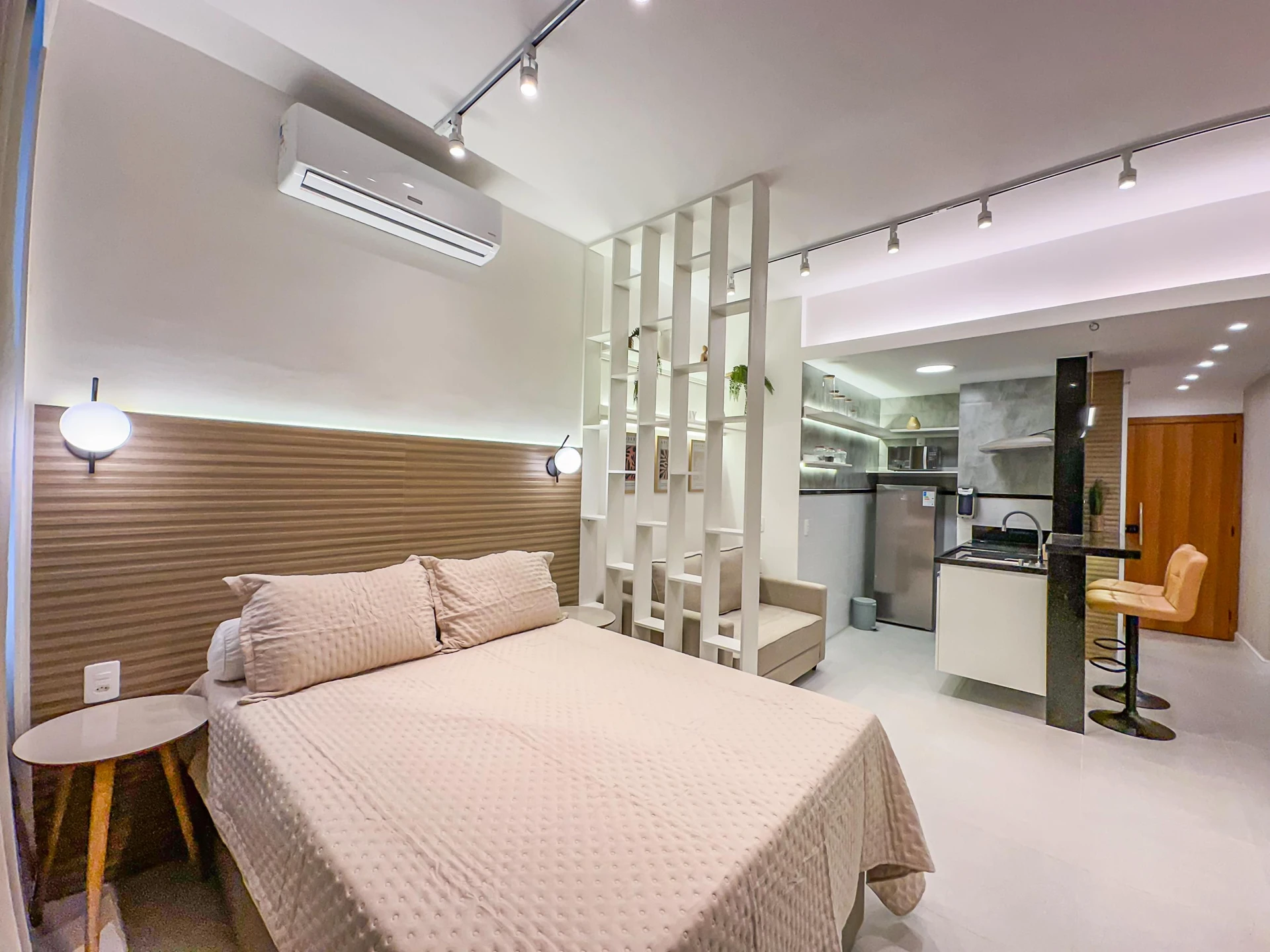 Furnished 1-bedroom apartment with an open-plan kitchen — photo 12