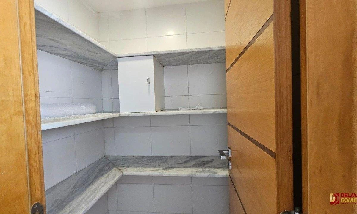 Apartamento de 212 m² com banheira e varanda envidraçada — photo 28