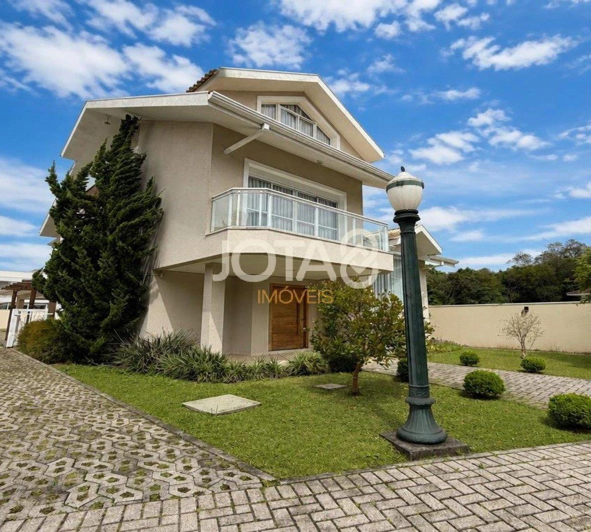 4-bedroom house with a glass-enclosed balcony in Curitiba — photo 16