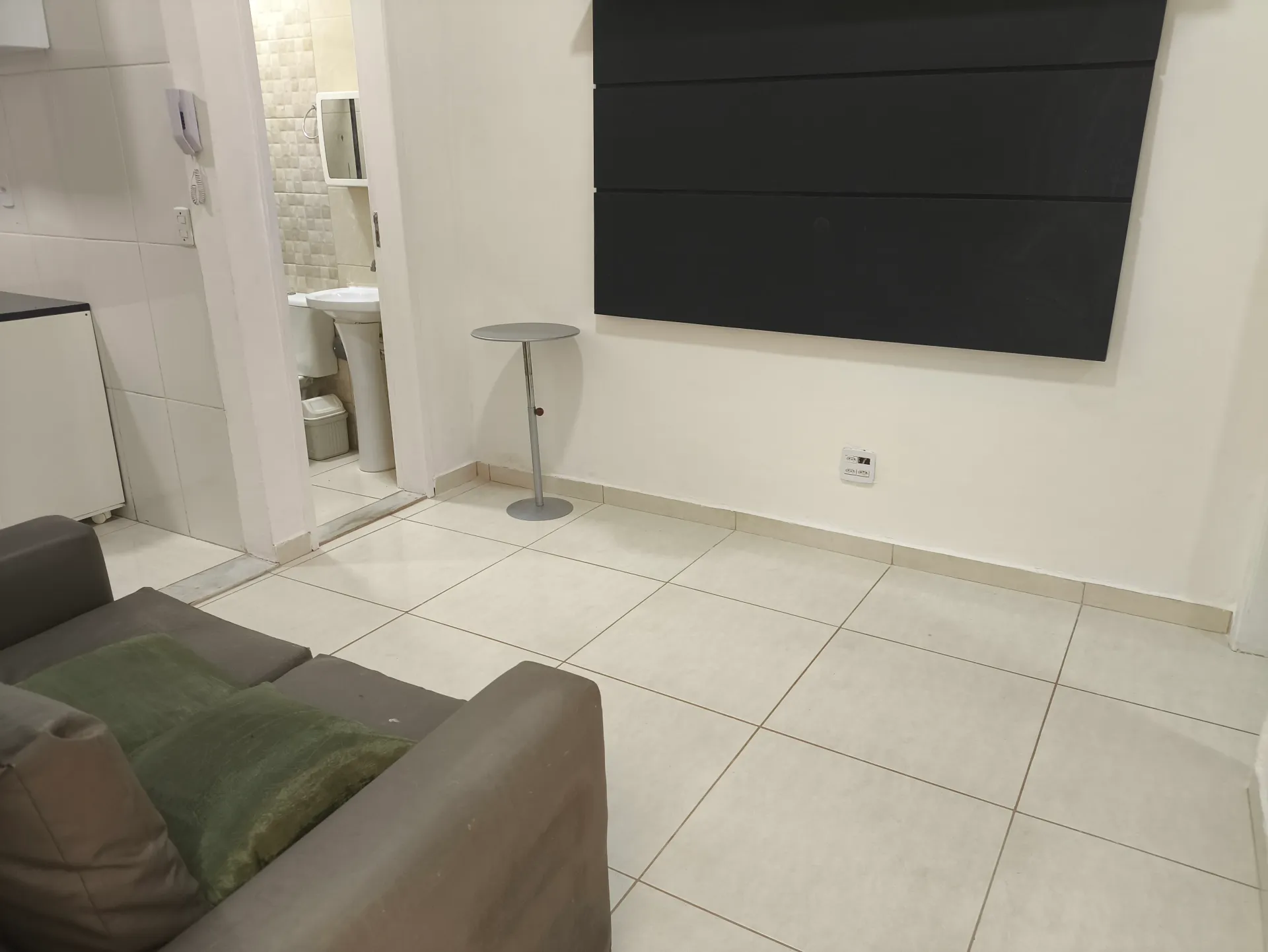 One-bedroom apartment with a washing machine — photo 18