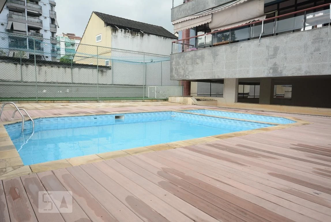 4-bedroom apartment in a building with a pool — photo 46