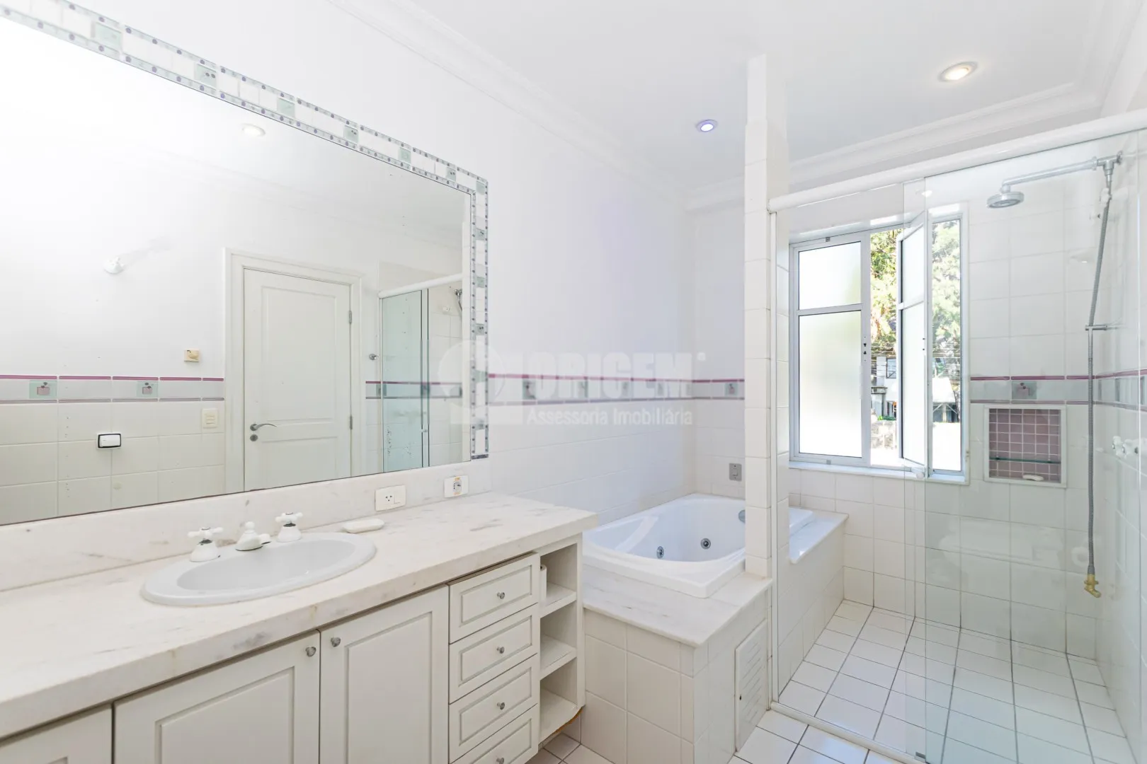589 m² house with a bathtub and a water view — photo 57
