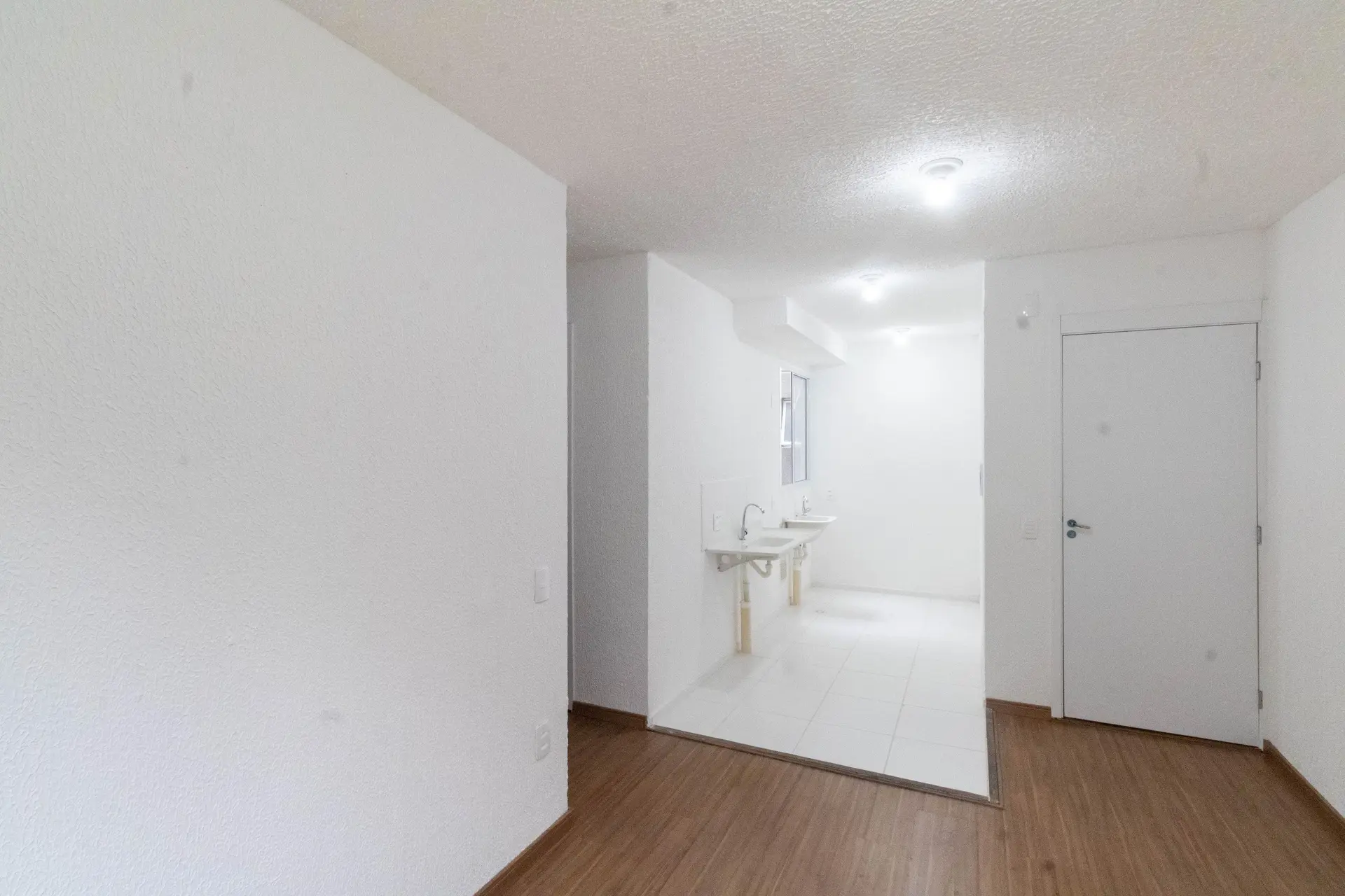 2-bedroom apartment in a building with a gym — photo 14