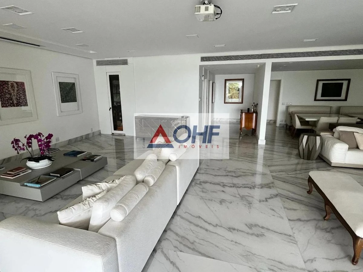 Bathtub in a 5-bedroom apartment, 555 m² — photo 15