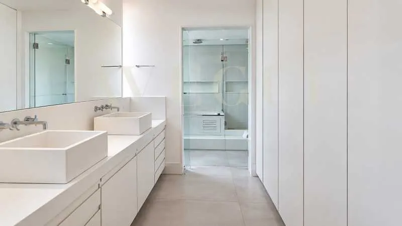 3-bedroom apartment in a building with a pool — photo 10